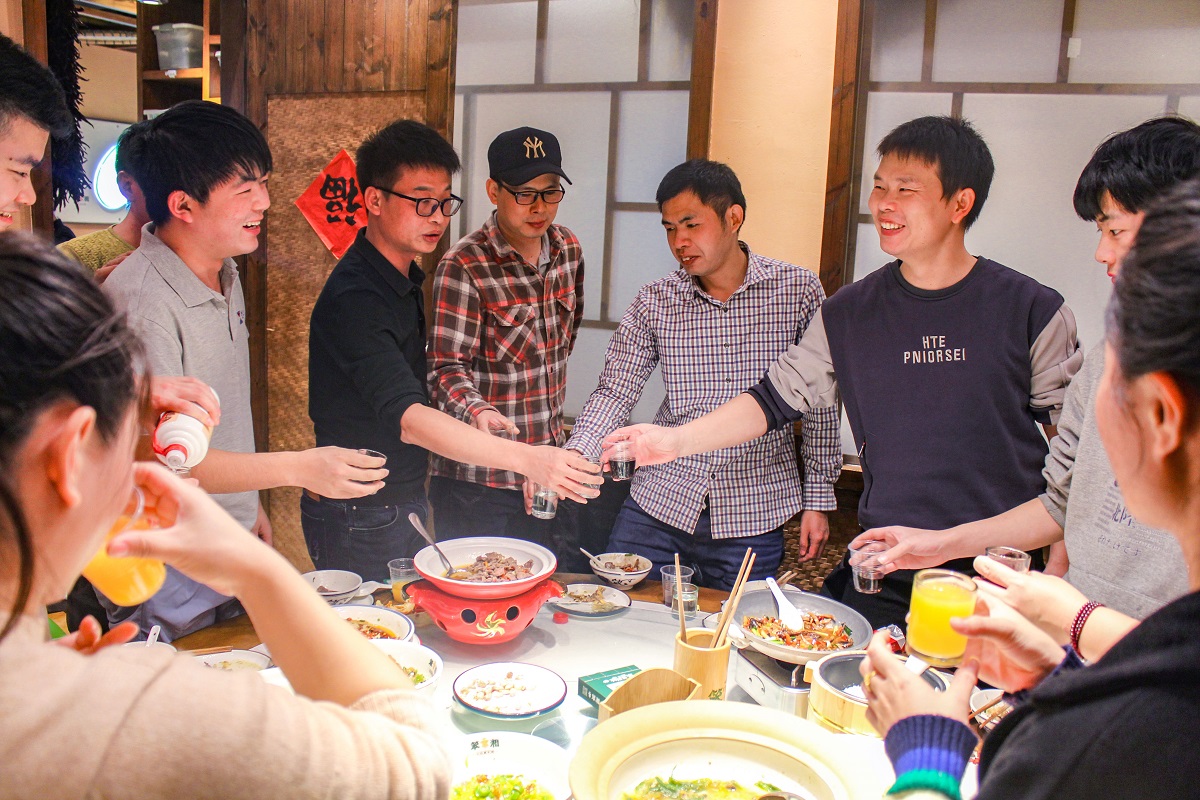 ?震儀聚餐 |  因為敬業，才有服務水平不斷提升和行業中的口碑