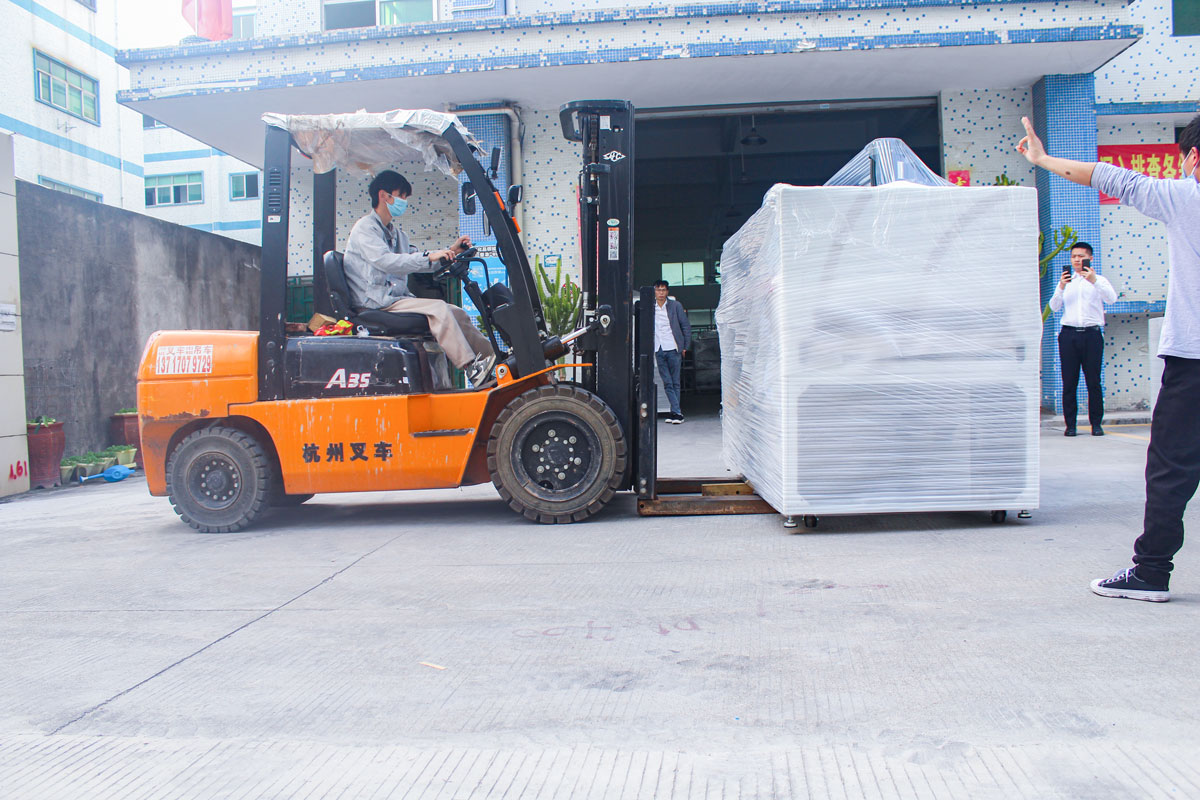 1646984556146340.jpg 2022.3.10廣東震儀智能裝備股份有限公司AF線性等離子噴涂鍍膜整線設(shè)備出貨現(xiàn)場(chǎng)