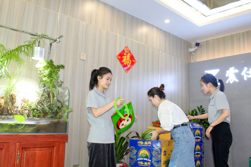 震儀端午節分發粽子 震儀端午節分發粽子