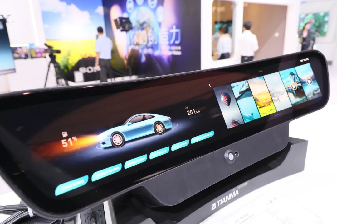 產能擴充、技術升級戰同時打響，車載顯示市場各大顯示廠商為車“躁動”！