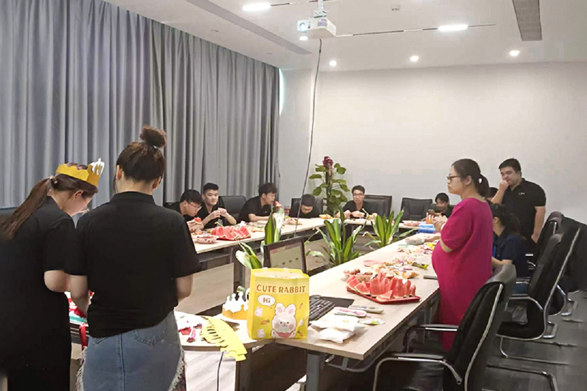 震儀股份 | 第二季度員工生日會 —— 歲月如歌，生辰快樂