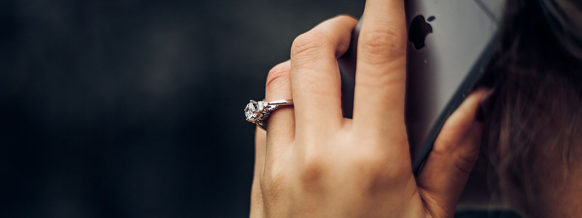 The stainless steel anti-fingerprint layer is also one of the important selling points of the iPhone 13